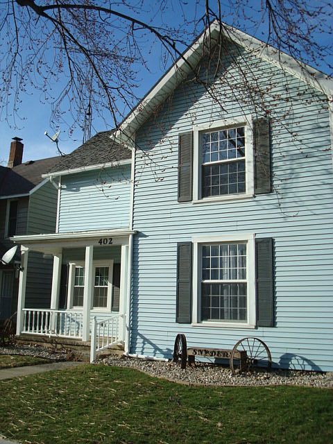 1st image of 402 E Walnut St