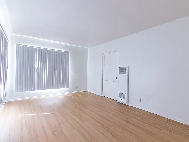 Gayley Manor Apartments — Photo 24