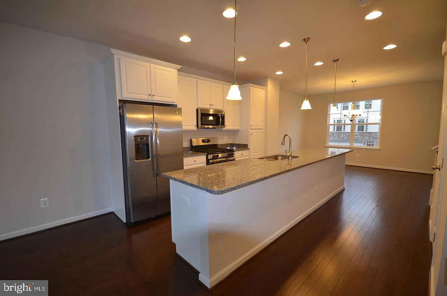 3 bed, 4.0 bath, 2032 sqft, $2,690 — Photo 4