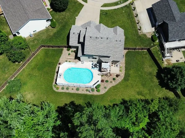 5555 Sunset Cir, Pleasant Hill, IA 50327