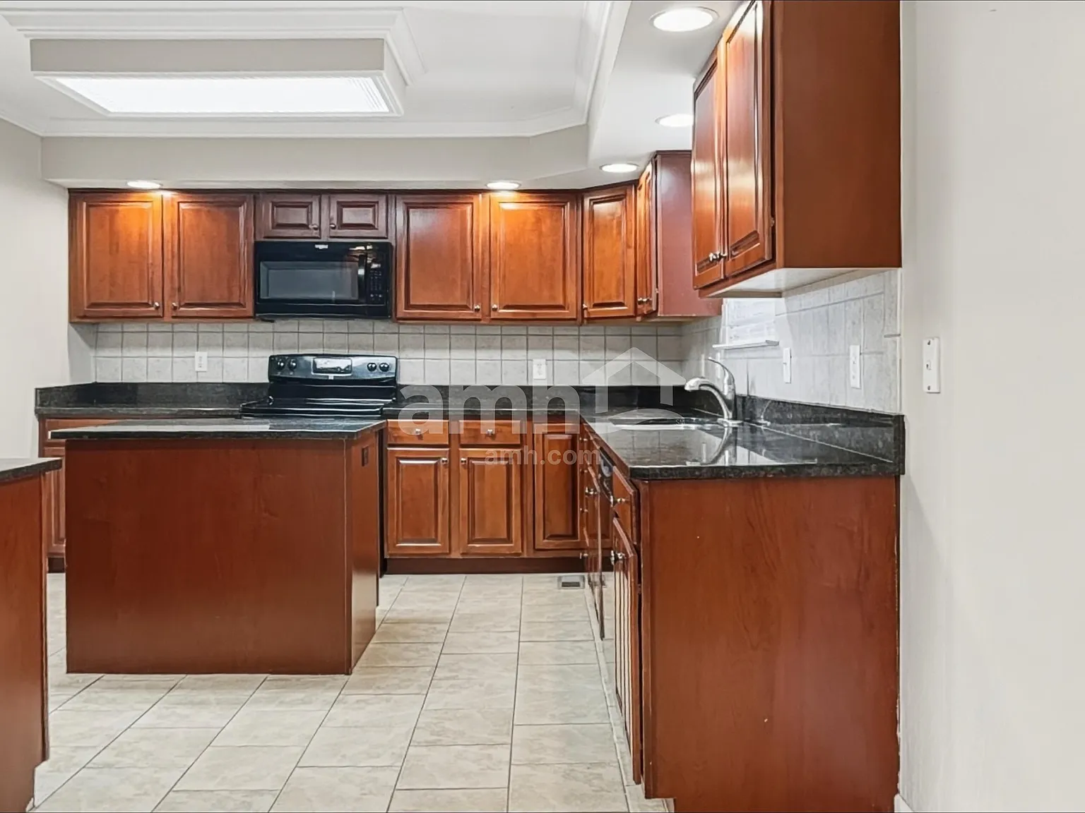 3 bed, 2.5 bath, 2462 sqft, $2,835 — Photo 4