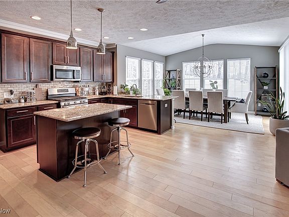 4th image of 242 Woodside Ln