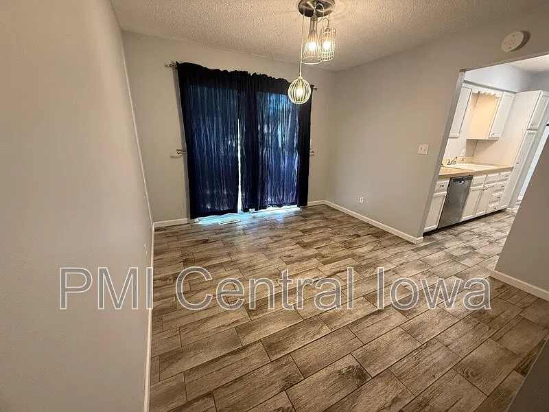3 bed, 2.0 bath, 1334 sqft, $1,295 — Photo 3