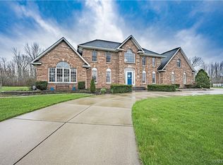 5516 Hartford Dr, Lockport, NY 14094