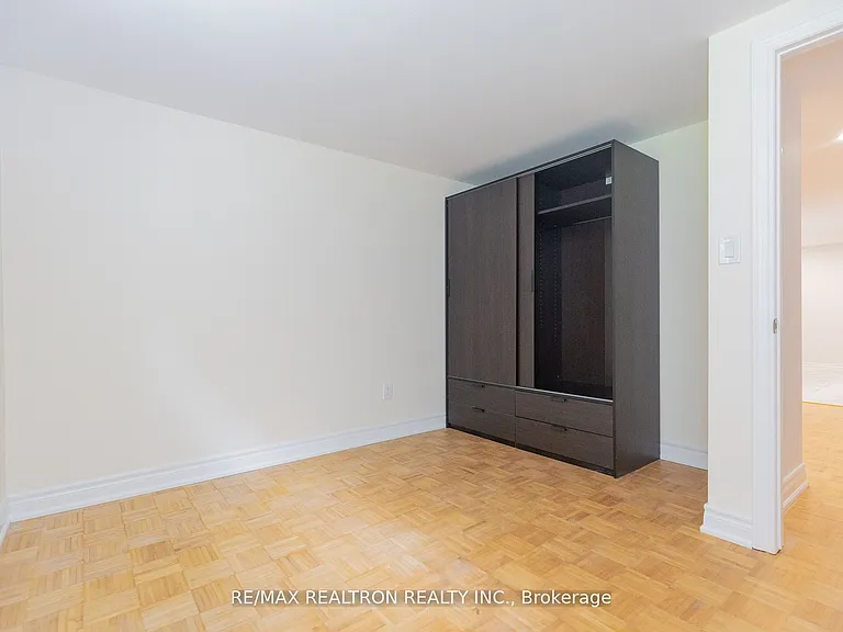 129 Sexton Cres #LOWER — Photo 10