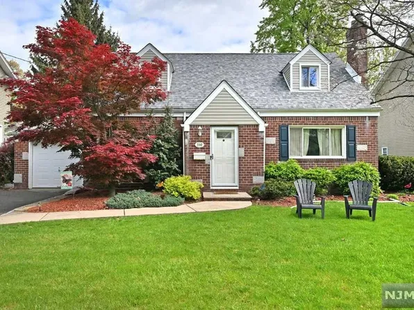 206 Beech Dr N, River Edge, NJ 07661