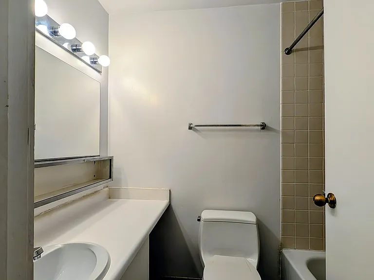 211 E Ohio St #304 — Photo 13