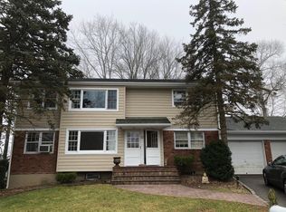17 Antoine Ct, Huntington, NY 11743