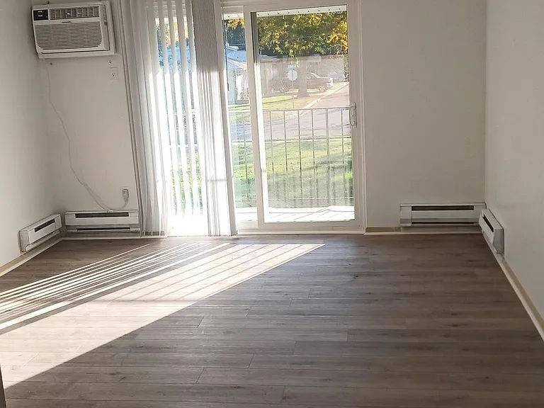 203 S Oak St — Photo 2