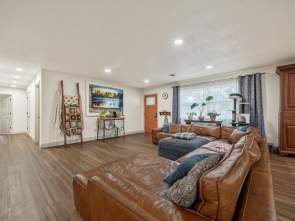 4th image of 230 Cove Cir