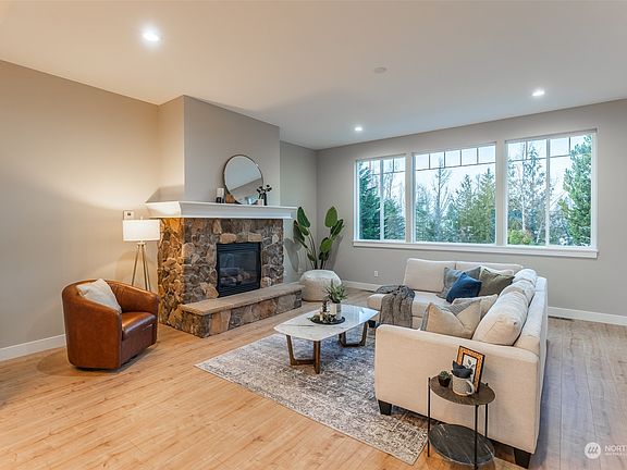 4th image of 366 E Silverado Court