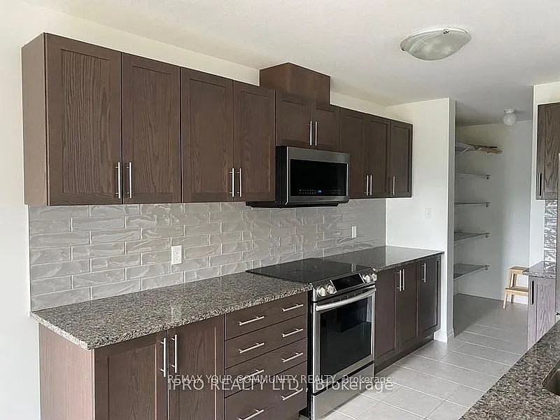 135 Hardcastle Dr — Photo 2