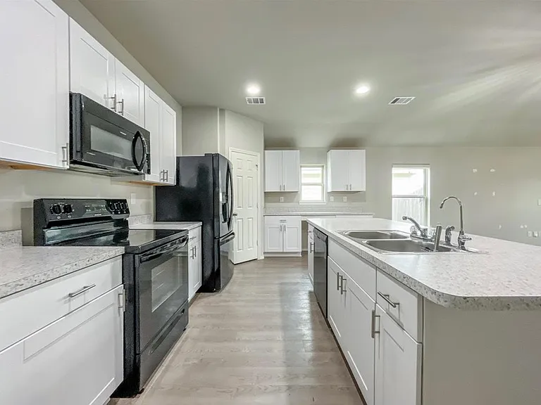626 E Fairway Lake Dr — Photo 1