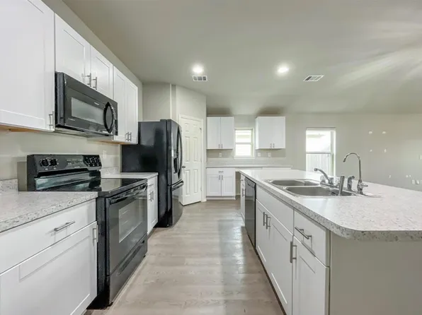 626 E Fairway Lake Dr, Alvin, TX 77511