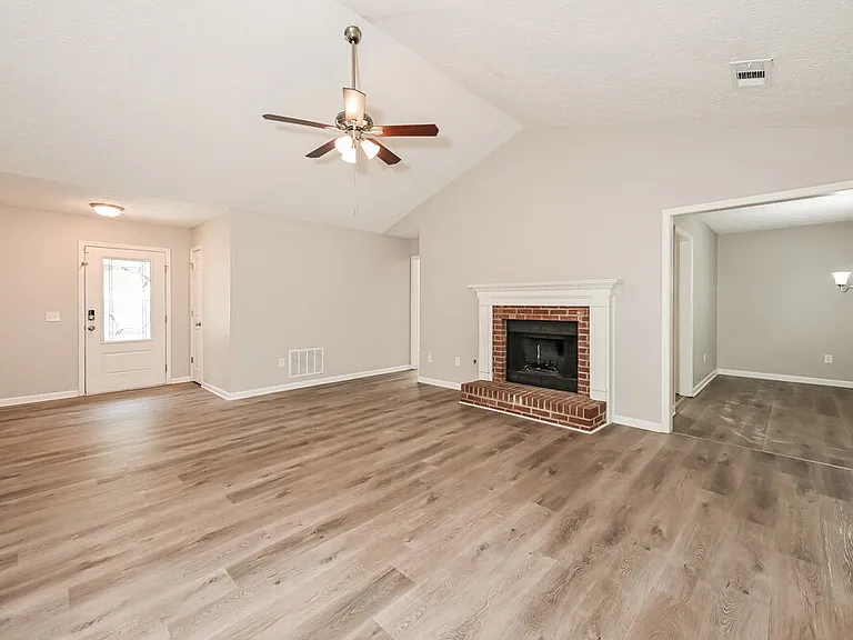 85 Paris Dr — Photo 4