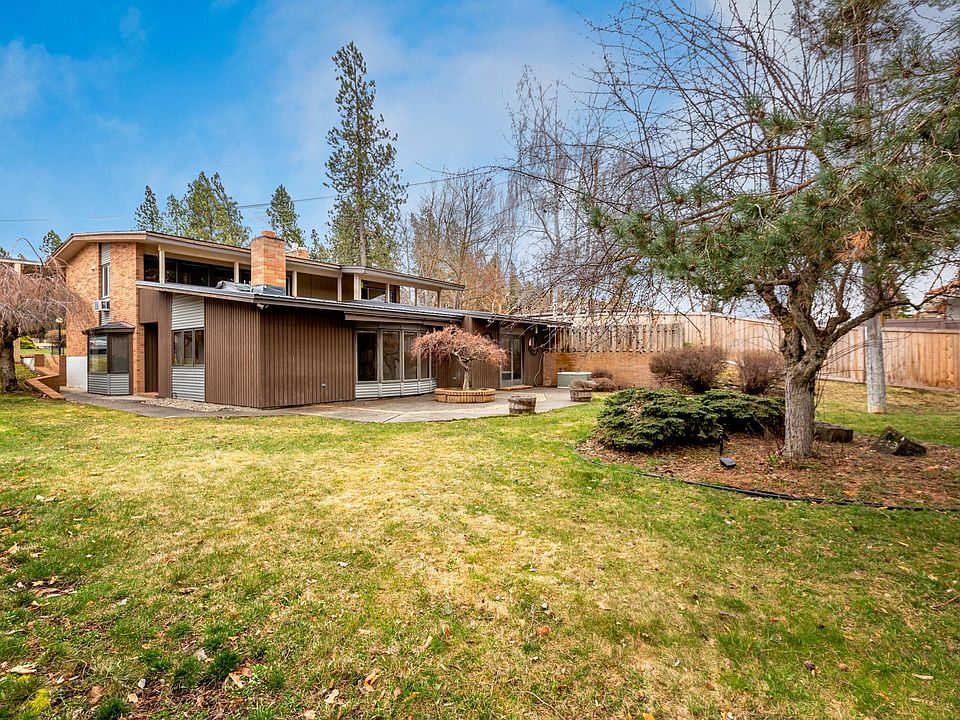 Large, private backyard that is fully fenced