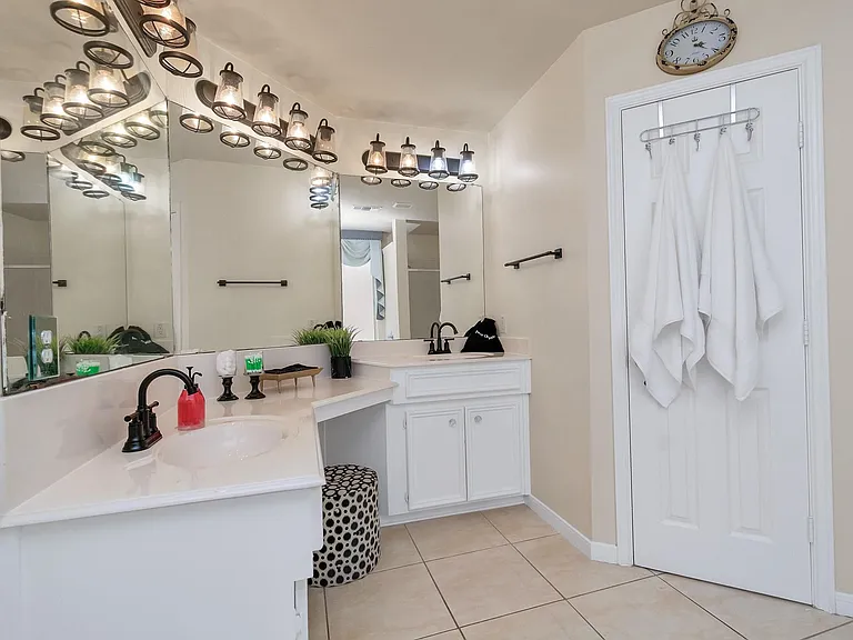 7410 Lake Run Ln — Photo 5