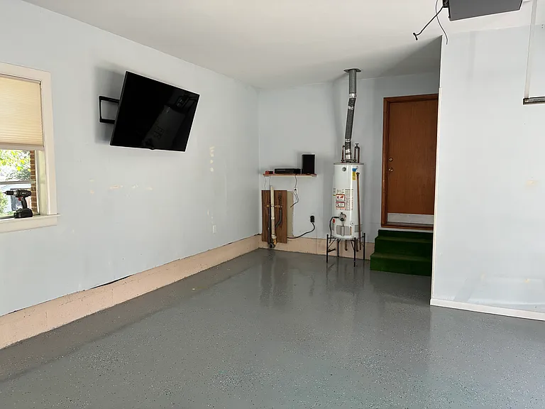 large garage 20x20' w/washer & dryer hookup & new water heater.