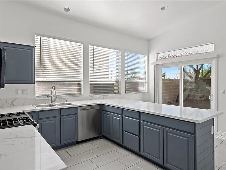 8137 Dartmoor Ave — Photo 6