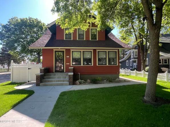 12 4th St SE, Watertown, SD 57201