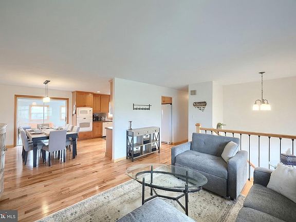 4th image of 1766 Baltimore Rd