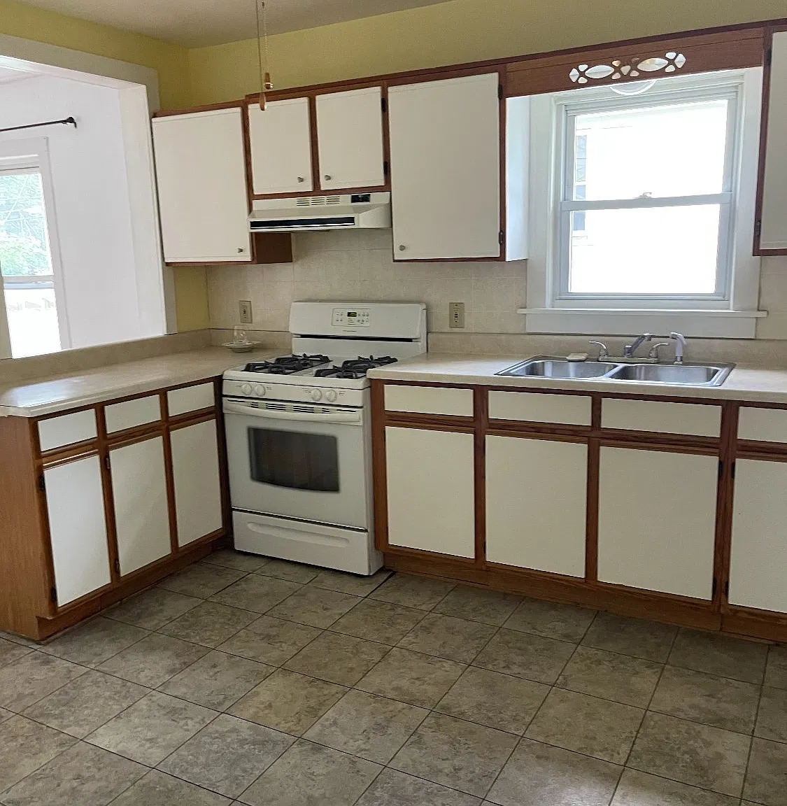 Nice 2nd floor 2 bed/1 bath apartment on Binghamton's (upper) Eastside! Nice area, great neighbors. — Photo 2