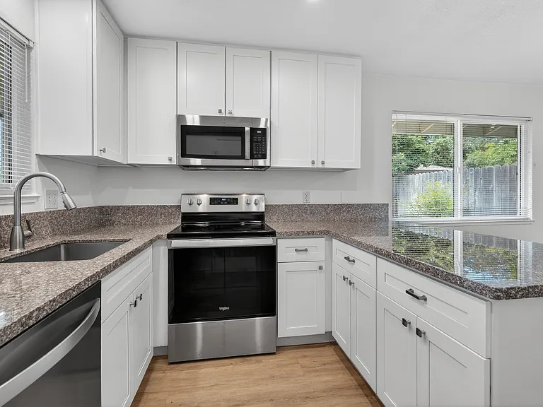 6121 Terrell Dr — Photo 4