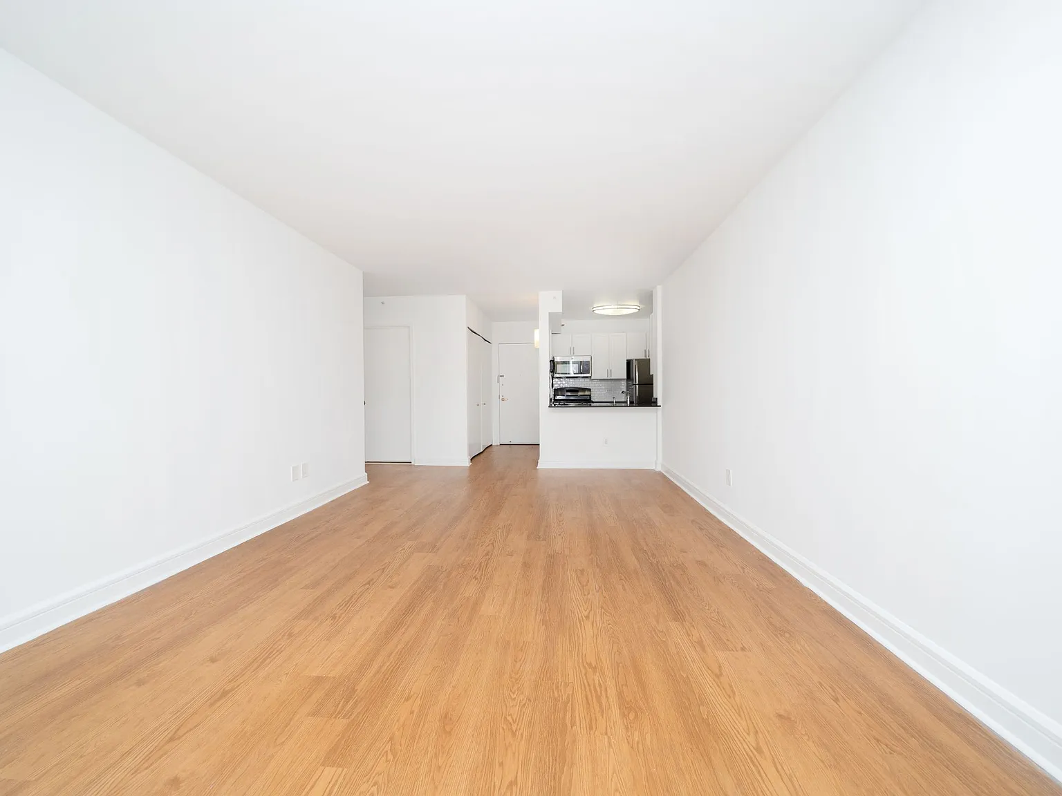140 Riverside Boulevard — Photo 3