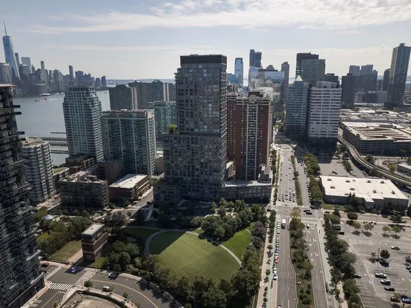 75 Park Lane South image 32 of 39