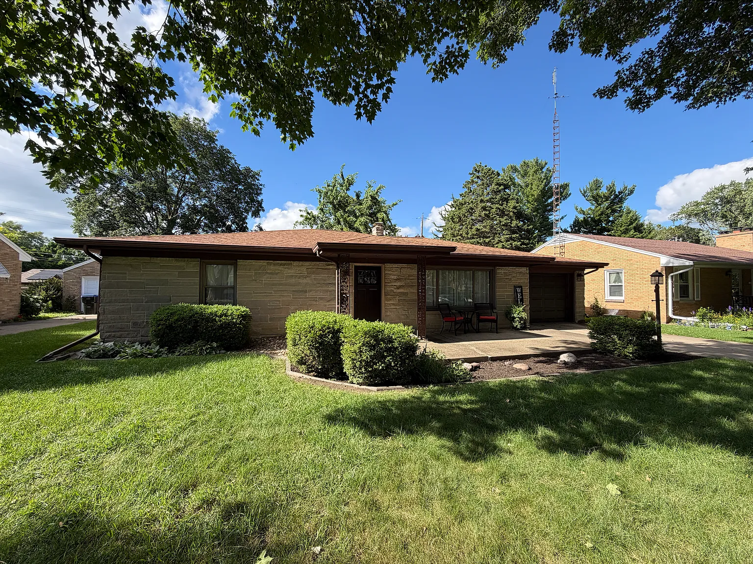 2 bed, 1.5 bath, 1693 sqft, $2,000 — Photo 2