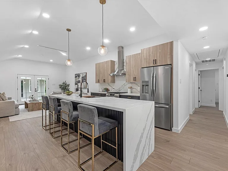1826 Woodcrest Dr — Photo 1