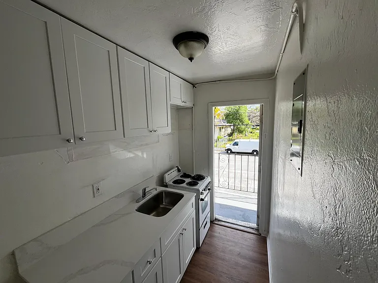 3015 NW 8th Ave #9 — Photo 4