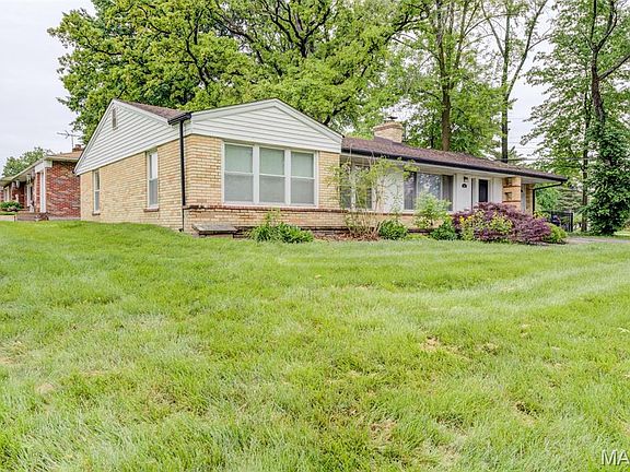 3rd image of 1101 E Parkedge Ln