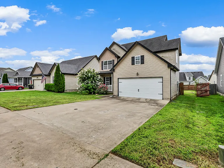 563 Falkland Cir — Photo 36