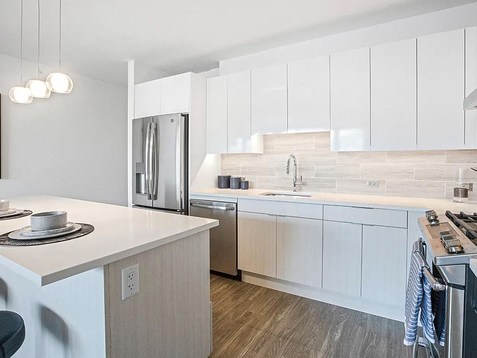 1st image of 2335 N Lincoln Ave #709