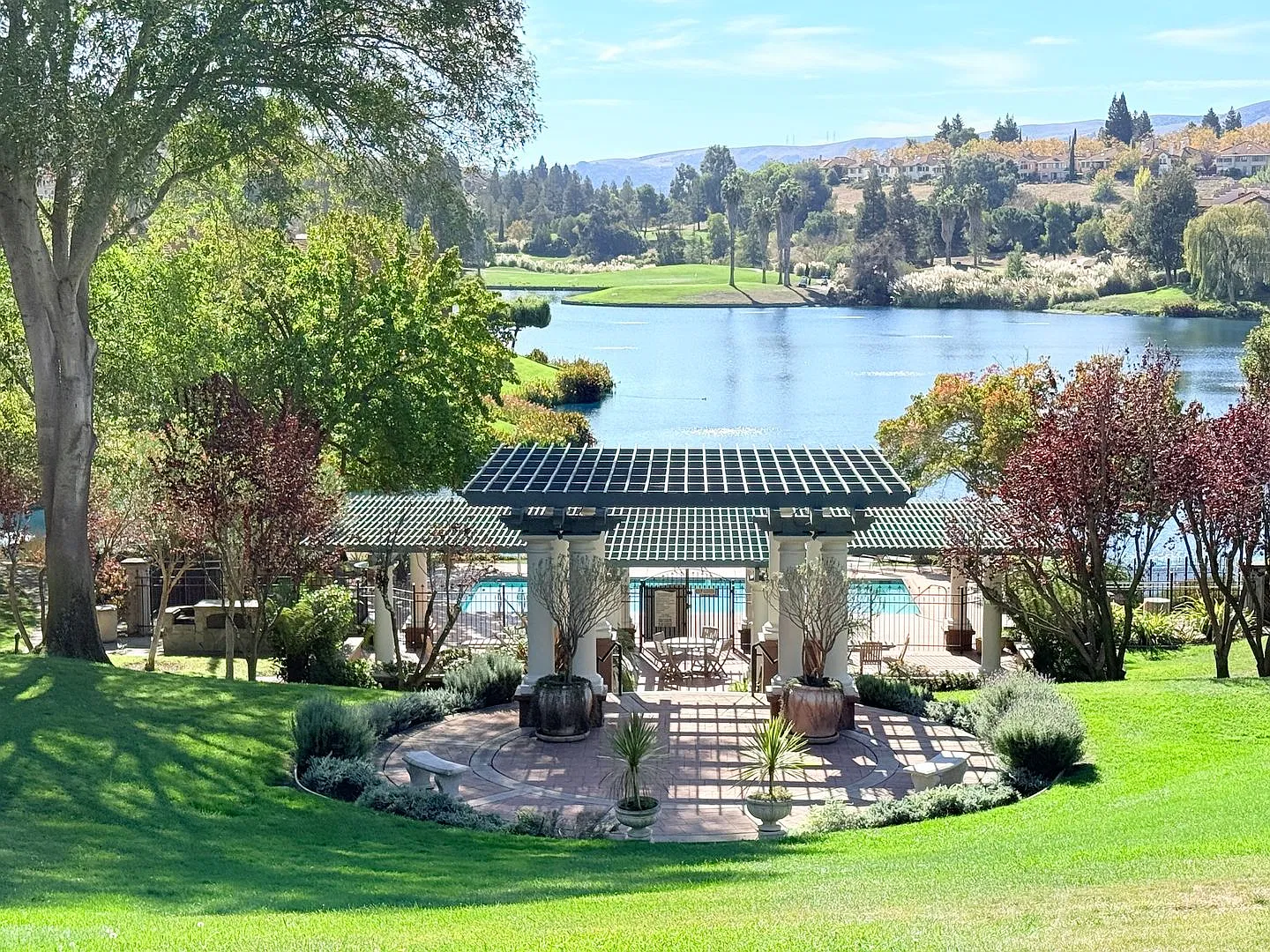 Gorgeous and Stunning- 3BD/3BA Townhome with Breathtaking Views in The Lake and Canyon Lakes, SR-... — Photo 2