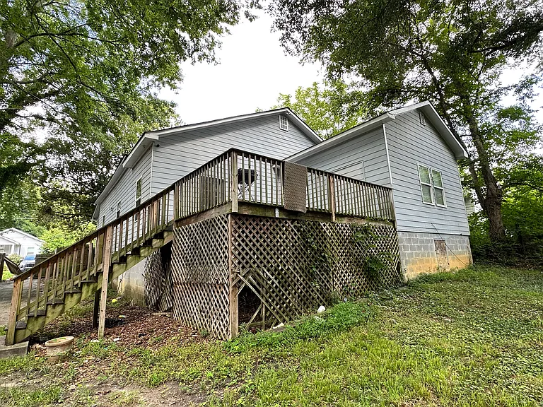 220 Wellington St SW — Photo 3