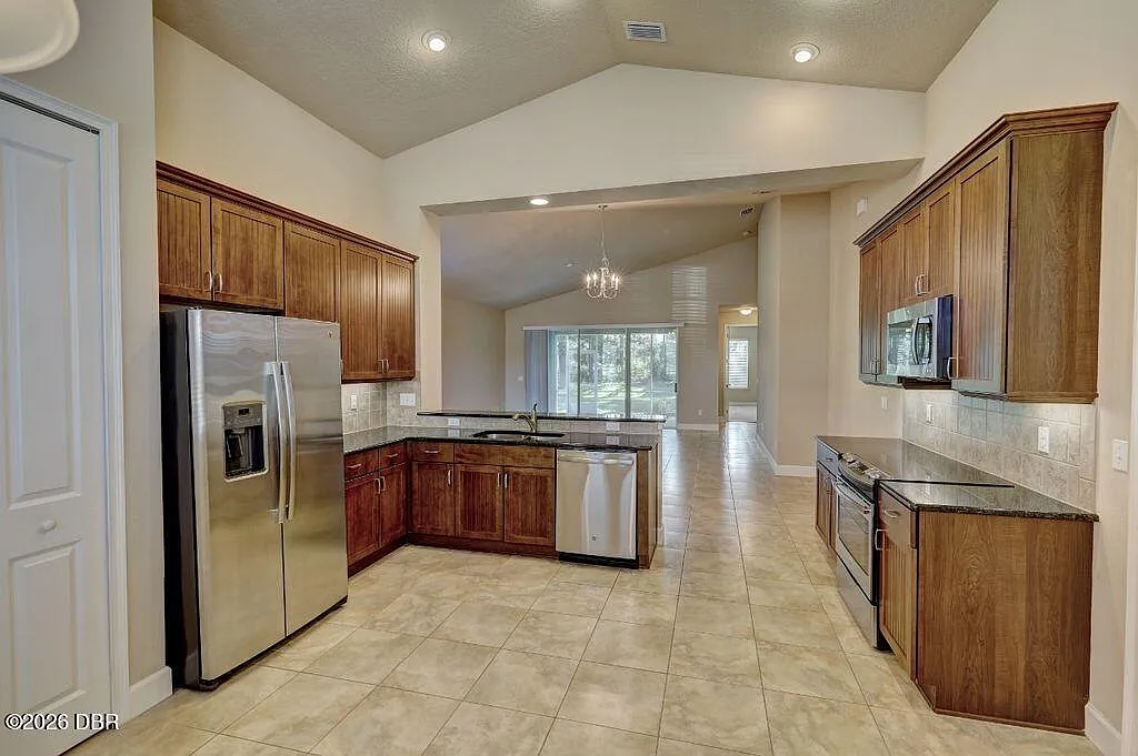 3 bed, 2.0 bath, 1815 sqft, $3,000 — Photo 3