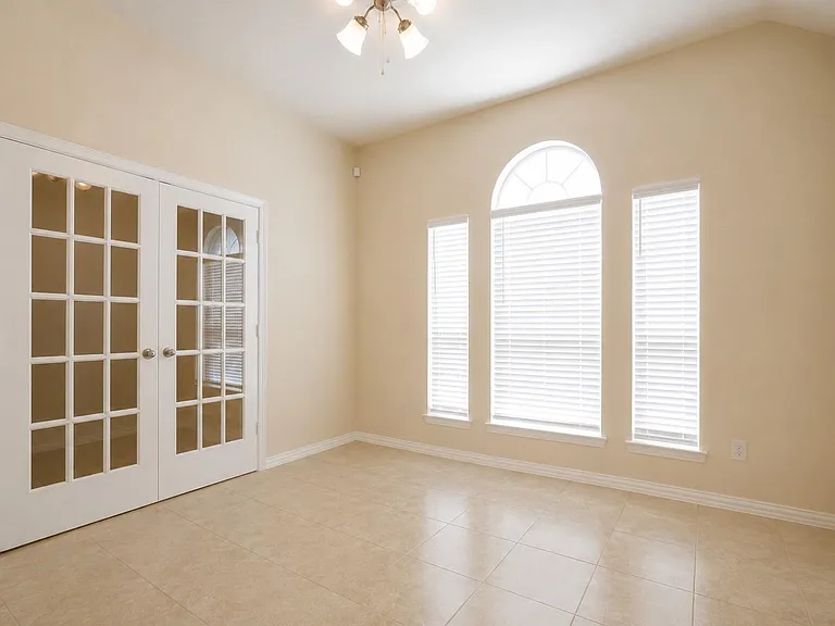 604 Linnwood Dr W — Photo 3
