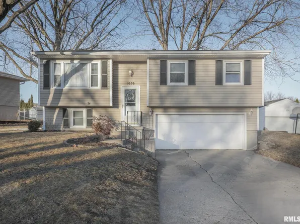 1636 Hitching Post Ln, Davenport, IA 52806