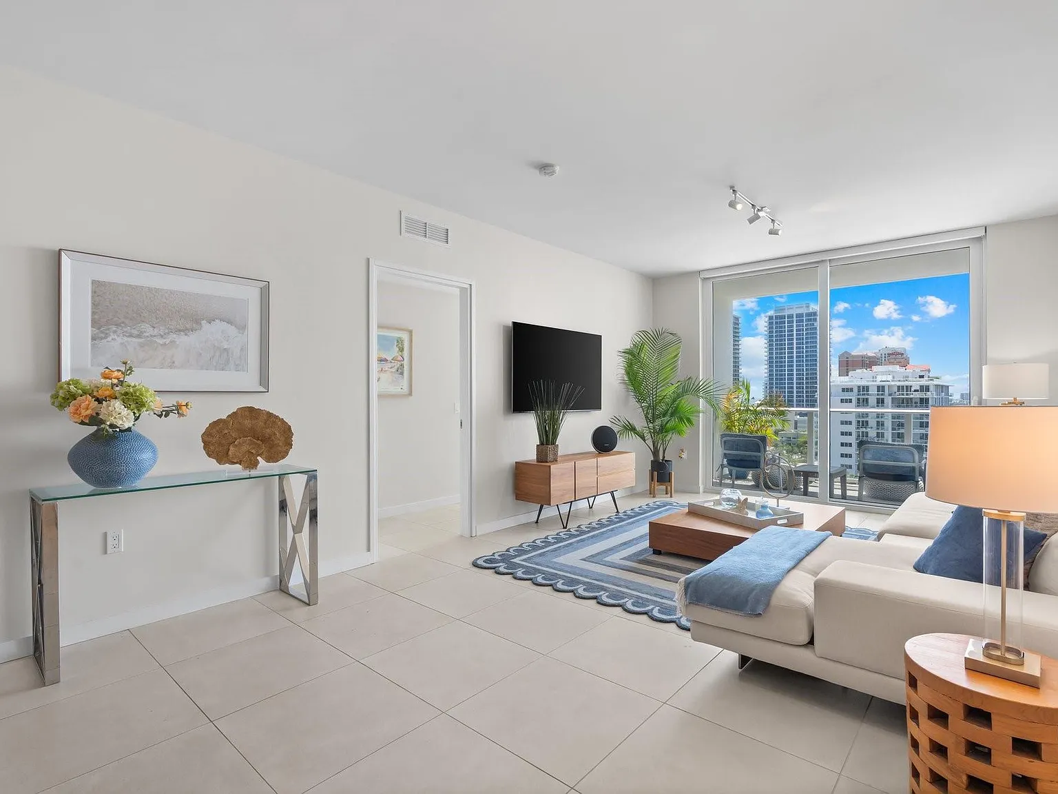 2 bed, 2.0 bath, 1286 sqft, $8,000 — Photo 3
