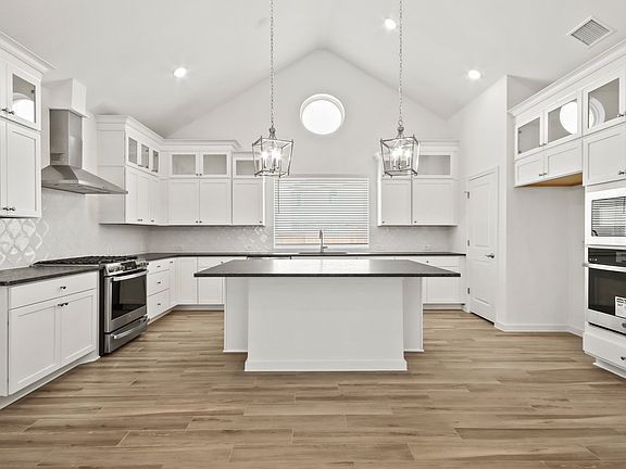 Kitchen with center island and vaulted ceiling