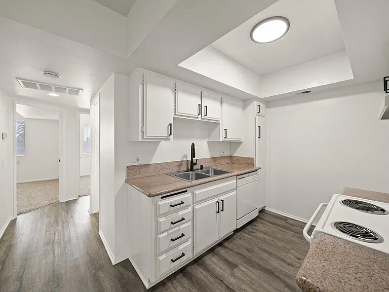 730 Pine Ave. — Photo 2