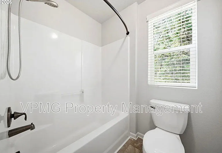 4704 NE 109th St — Photo 22