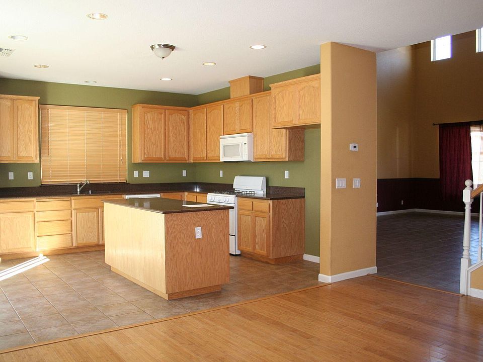 2nd image of 505 Peach Dr