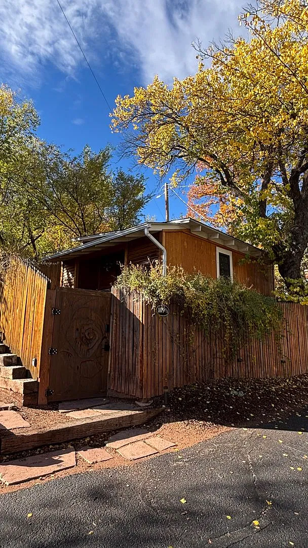 Adorable Charming Manitou Springs Studio with Private Yard — Photo 1