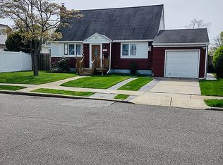 229 Swansdowne Dr, Seaford, NY