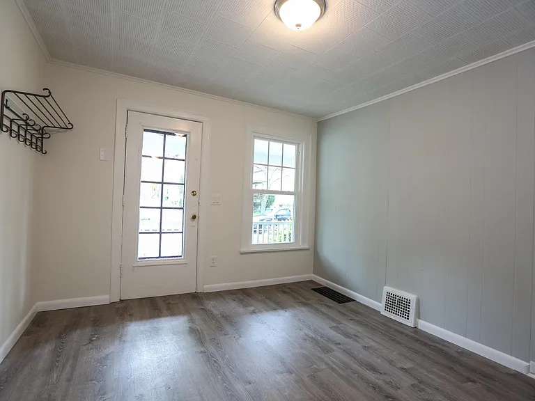 146 Benton St — Photo 7