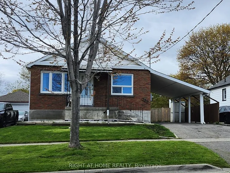 289 Ballard St S — Photo 1