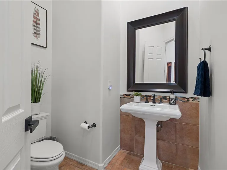 4926 N Valley Gln — Photo 13
